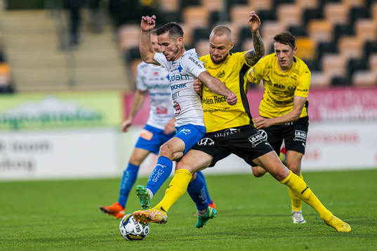 Värnamos Oscar Johansson och Mjällbys Adam Ståhl