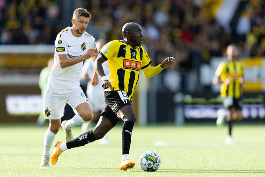 AIKs Anton Salétros och Häckens Edward Chilufya