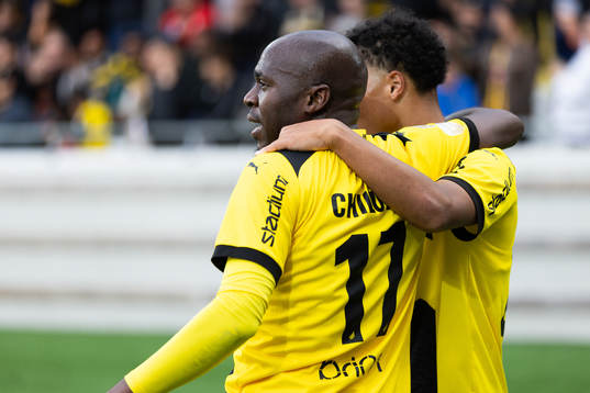 Häckens Edward Chilufya och Momodou Lamin Sonko jublar