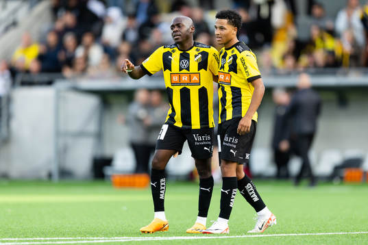 Häckens Edward Chilufya jublar ihop med Momodou Lamin Sonko