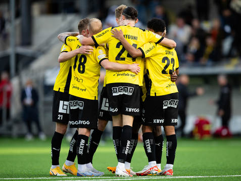 Häckens Edward Chilufya jublar ihop med lagkamrater