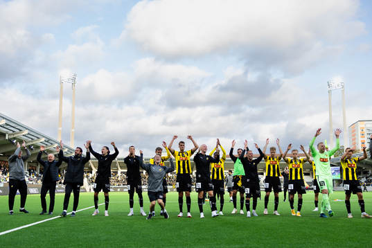 Häckens spelare och ledare jublar framför klacken