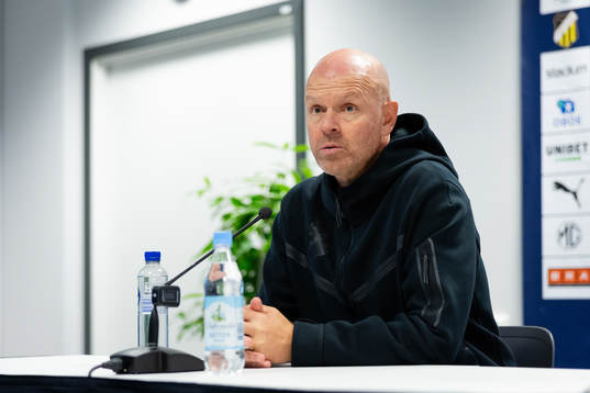 AIKs tränare Henning Berg på presskonferensen