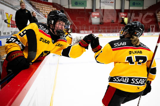 Luleås Tilde Mattsson och Stella Karlström jublar