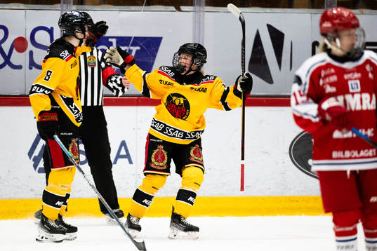 Luleås Stella Karlström jublar