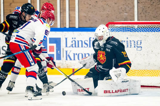 Tyringes Robin Ericsson och Alvestas målvakt Sebastian