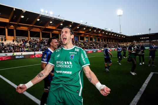 Sirius målvakt David Mitov Nilsson jublar