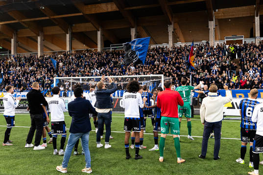 Sirius spelare och supportrar jublar