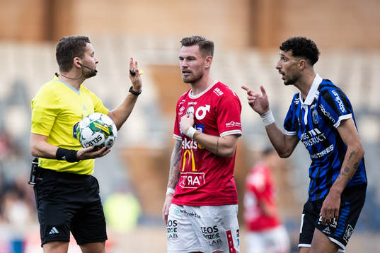 Domare Joakim Östling, Degerfors Rasmus Örqvist och