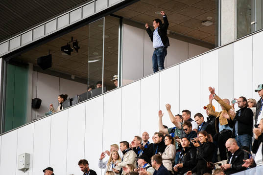Sirius tränare Christer Mattiasson jublar på läktaren
