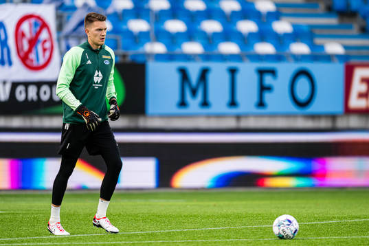 Jacob Karlstrøm of Molde warms up