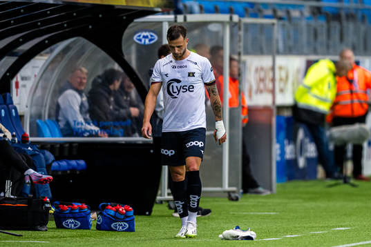 David Brekalo of Viking walks off the pitch with an injury