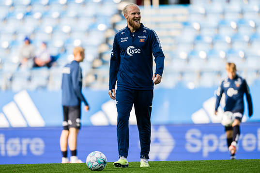 Lars-Jørgen Salvesen of Viking warms up