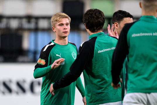 Jönköpings Södras Måns Isaksson innan fotbollsmatchen i