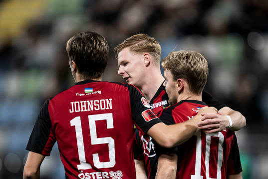 Östersunds Malcolm Stolt jublar med lagkamrater