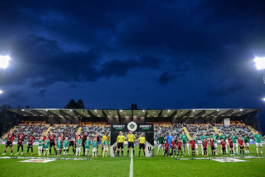 Spelarna vid lineup innan fotbollsmatchen i Superettan