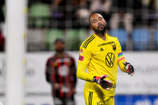 Östersunds målvakt Aly Keita deppar