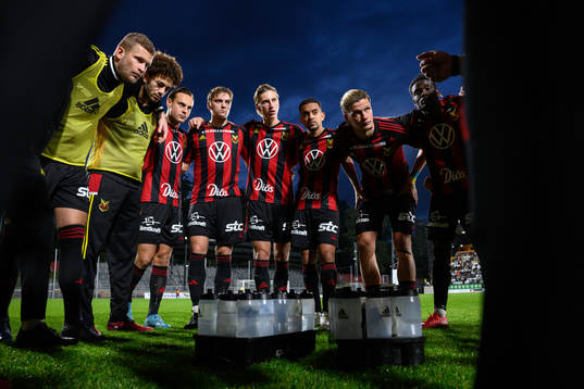 Östersunds spelare innan fotbollsmatchen i Superettan