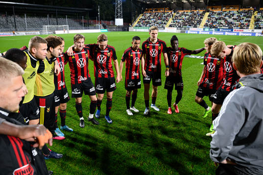 Östersunds spelar innan fotbollsmatchen i Superettan
