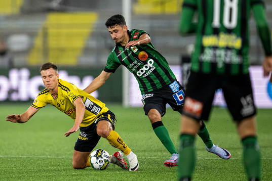Elfsborgs Andri Fannar Baldursson och Varbergs Dion Krasniqi