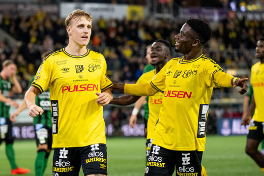 Elfsborgs Jeppe Møldrup Okkels jublar med Michael Baidoo