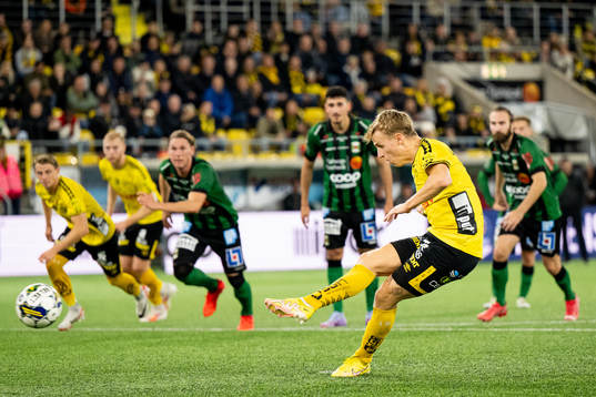 Elfsborgs Jeppe Møldrup Okkels skjuter 2-1 på straff