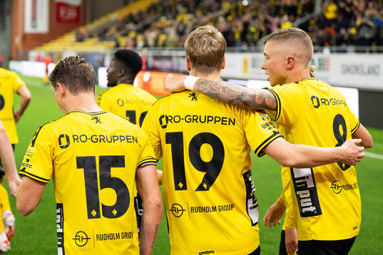 Elfsborgs Jeppe Møldrup Okkels jublar med Simon Hedlund