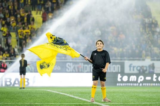 Flaggbärare med Elfsborgs flagga