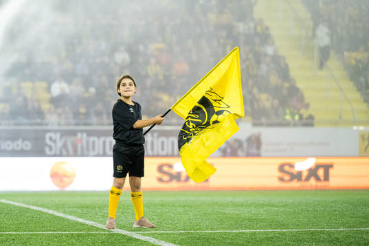 Flaggbärare med Elfsborgs flagga