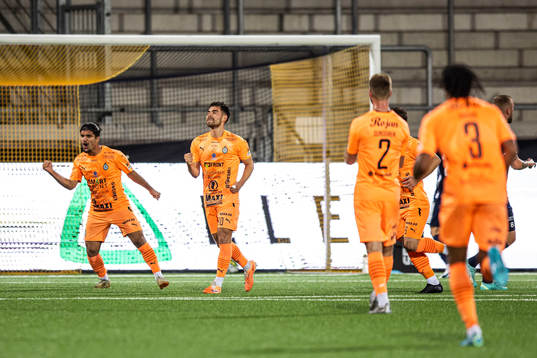 AFC Eskilstunas David Marcelo Palomino jublar