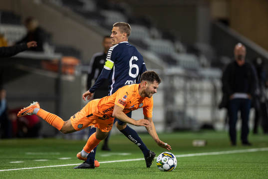 Utsiktens Erik Westermark och AFC Eskilstunas David Marcelo