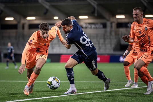 AFC Eskilstunas Theodor Hansemon och Utsiktens Paulo