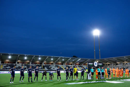Lagen på line up innan fotbollsmatchen i Superettan mellan
