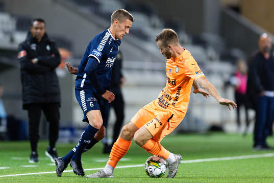 Utsiktens Erik Westermark och AFC Eskilstunas Robin Sundgren