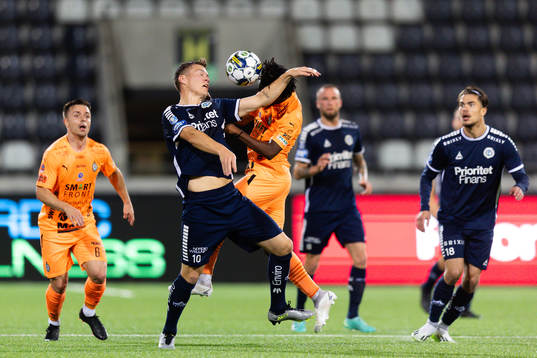 Utsiktens Albin Skoglund och AFC Eskilstunas Abdul-Halik