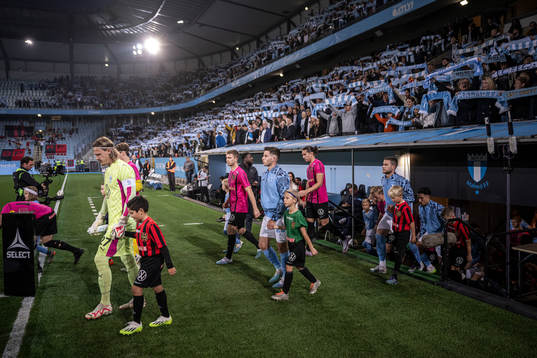 Malmö FFs spelare gör entré