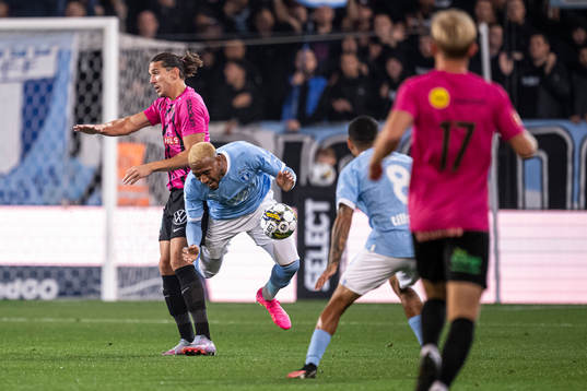 Brommapojkarnas Nikola Vasic och Malmö FFs Derek Cornelius