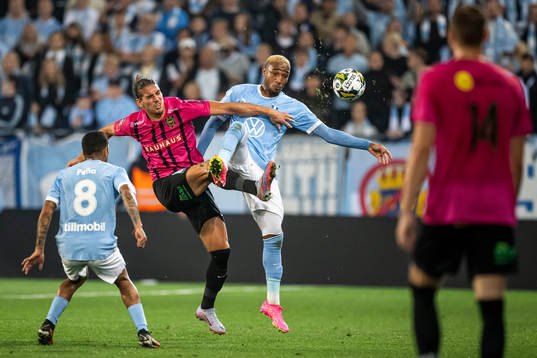Brommapojkarnas Nikola Vasic och Malmö FFs Derek Cornelius