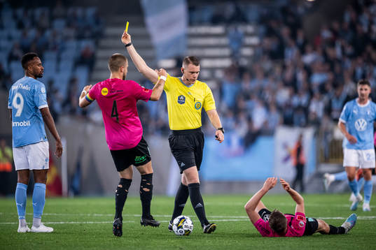 Malmö FFs Isaac Kiese Thelin tilldelas en varning