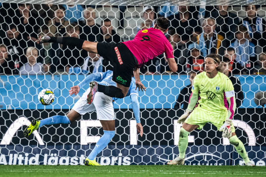 Brommapojkarnas Nikola Vasic och Malmö FFs målvakt Johan