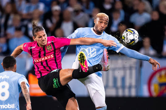 Brommapojkarnas Nikola Vasic och Malmö FFs Derek Cornelius