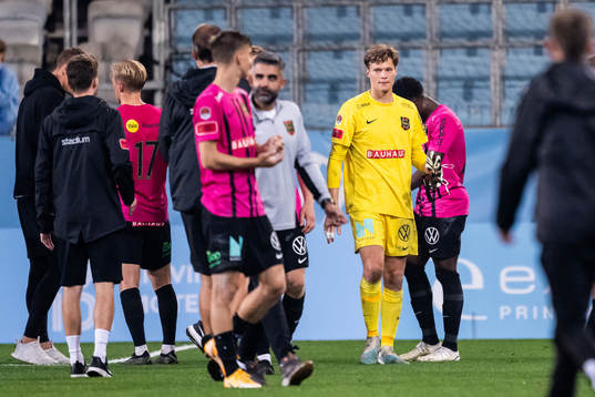 Brommapojkarnas målvakt Filip Sidklev deppar