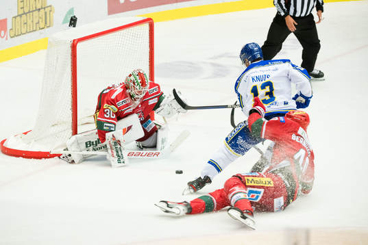 MoDos målvakt Lassi Lehtinen, David Bernhardt och Leksands