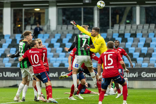 GAIS Joackim Åberg och Östers målvakt Miloje Prekovic