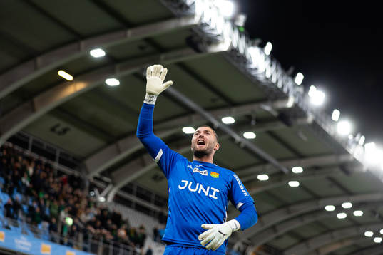 GAIS målvakt Mergim Krasniqi jublar och håller i sång