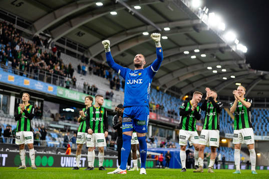 GAIS målvakt Mergim Krasniqi jublar och håller i sång