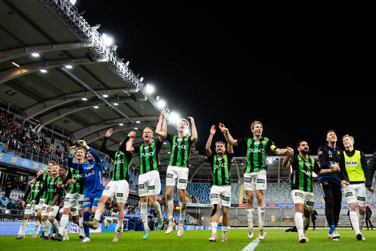 GAIS spelare jublar framför klacken