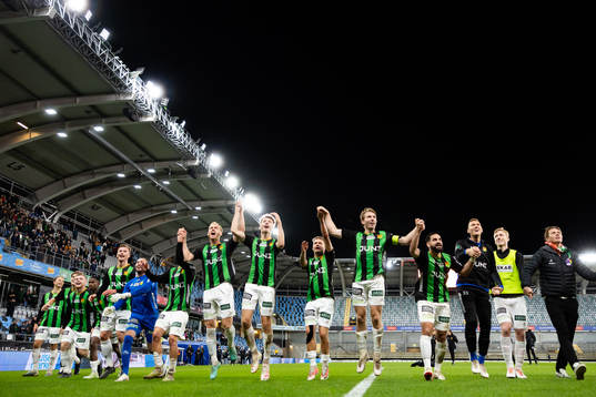 GAIS spelare jublar framför klacken