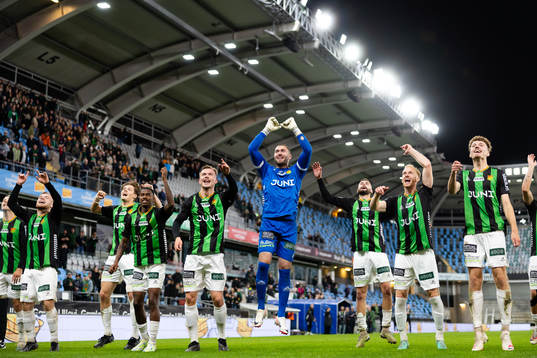 GAIS spelare jublar framför klacken