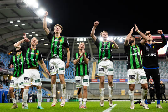 GAIS spelare jublar framför klacken
